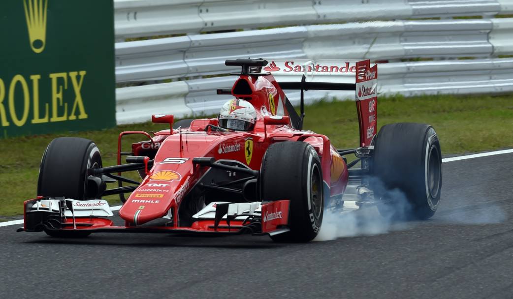 Formula Uno, GP del Giappone: la Ferrari del tedesco Sebastian Vettel in staccata, durante la sessione di prove (Afp)